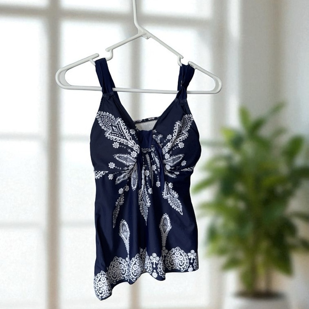 Blue/lite blue w/white scroll work perfect fit Is it a swimsuit top??